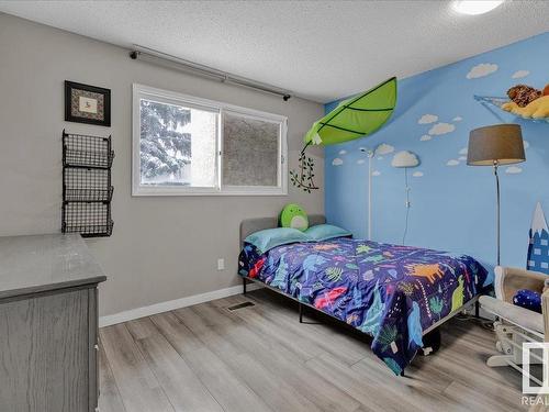 17211 60 Avenue, Edmonton, AB - Indoor Photo Showing Bedroom