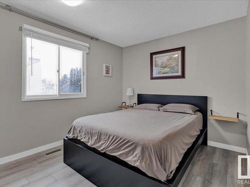 17211 60 Avenue, Edmonton, AB - Indoor Photo Showing Bedroom