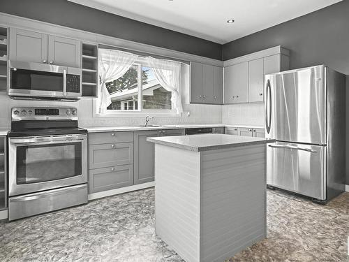 7204 78 Avenue, Edmonton, AB - Indoor Photo Showing Kitchen