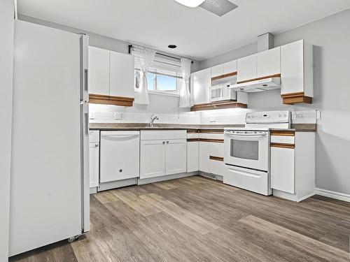 7204 78 Avenue, Edmonton, AB - Indoor Photo Showing Kitchen