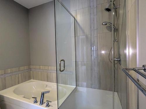 34 3090 Cameron Heights Way, Edmonton, AB - Indoor Photo Showing Bathroom