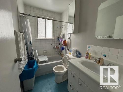 9811 78 Avenue, Edmonton, AB - Indoor Photo Showing Bathroom