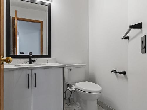 3105 41A Ave, Edmonton, AB - Indoor Photo Showing Bathroom