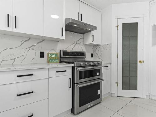 3105 41A Ave, Edmonton, AB - Indoor Photo Showing Kitchen