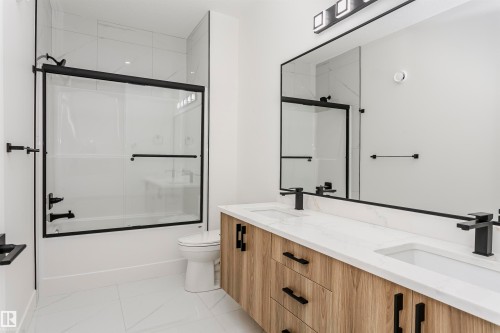 4690 Chegwin Wynd Sw, Edmonton, AB - Indoor Photo Showing Bathroom