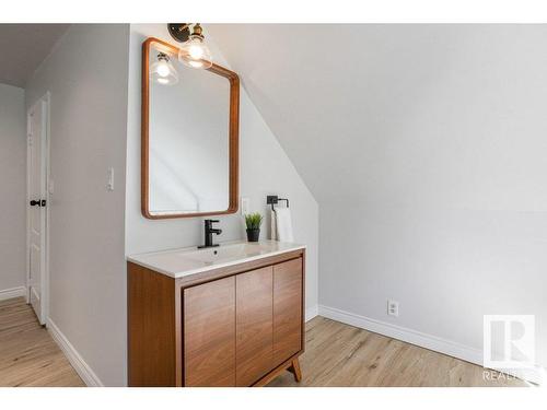 10623 83 Street, Edmonton, AB - Indoor Photo Showing Bathroom