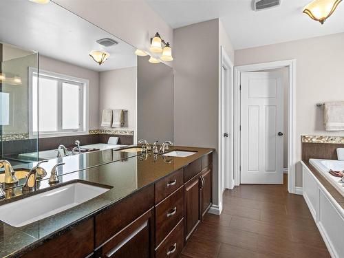 3264 Whitelaw Drive, Edmonton, AB - Indoor Photo Showing Bathroom