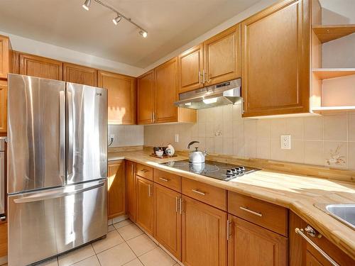 6911 152B Avenue, Edmonton, AB - Indoor Photo Showing Kitchen