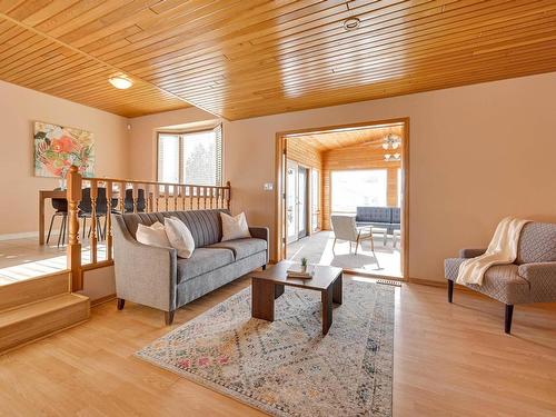 6911 152B Avenue, Edmonton, AB - Indoor Photo Showing Living Room