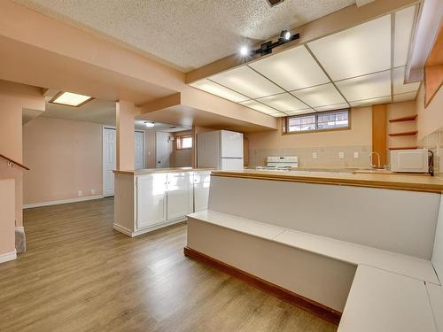 6911 152B Avenue, Edmonton, AB - Indoor Photo Showing Kitchen