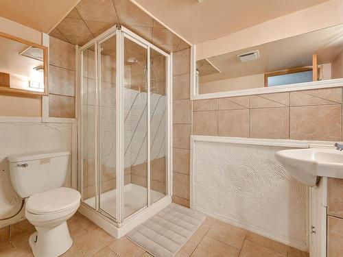 6911 152B Avenue, Edmonton, AB - Indoor Photo Showing Bathroom