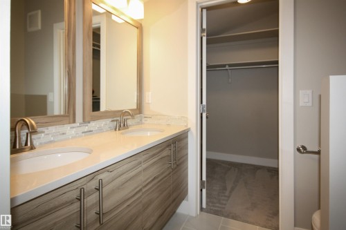 11411 76 Avenue, Edmonton, AB - Indoor Photo Showing Bathroom