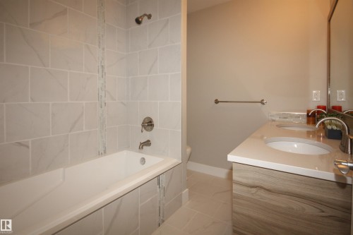 11411 76 Avenue, Edmonton, AB - Indoor Photo Showing Bathroom