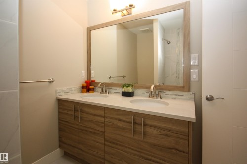 11411 76 Avenue, Edmonton, AB - Indoor Photo Showing Bathroom