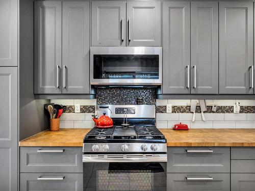 6824 94B Avenue, Edmonton, AB - Indoor Photo Showing Kitchen