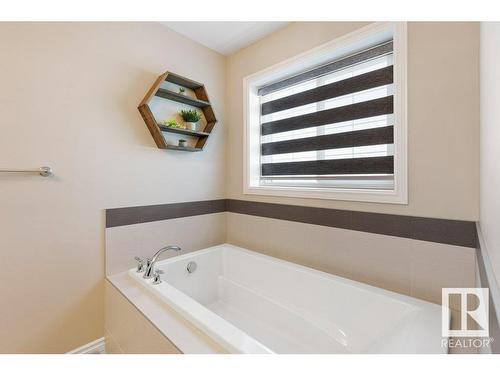 3414 Parker Loop, Edmonton, AB - Indoor Photo Showing Bathroom