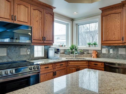 946 Hollingsworth Bend, Edmonton, AB - Indoor Photo Showing Kitchen