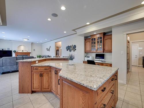 946 Hollingsworth Bend, Edmonton, AB - Indoor Photo Showing Kitchen