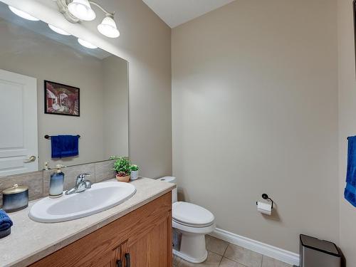 946 Hollingsworth Bend, Edmonton, AB - Indoor Photo Showing Bathroom