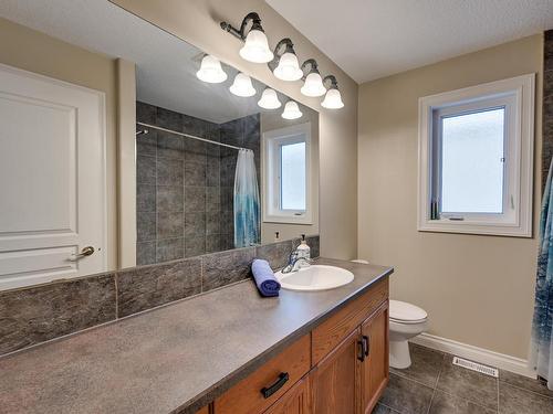 946 Hollingsworth Bend, Edmonton, AB - Indoor Photo Showing Bathroom