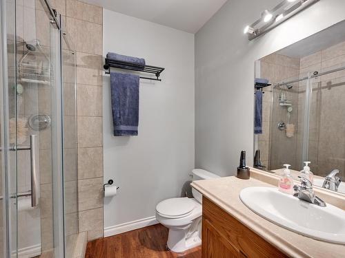 946 Hollingsworth Bend, Edmonton, AB - Indoor Photo Showing Bathroom