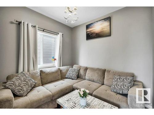 5316 22 Avenue, Edmonton, AB - Indoor Photo Showing Living Room