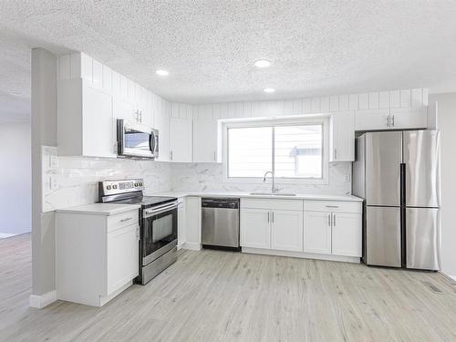 16723 98 Street, Edmonton, AB - Indoor Photo Showing Kitchen With Upgraded Kitchen