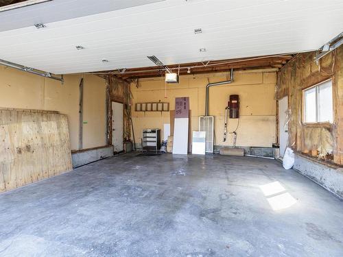 16723 98 Street, Edmonton, AB - Indoor Photo Showing Garage