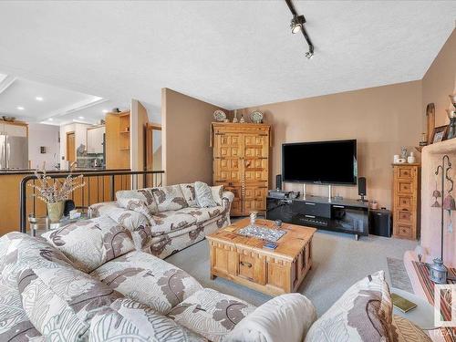 19 Rhatigan Road E, Edmonton, AB - Indoor Photo Showing Living Room