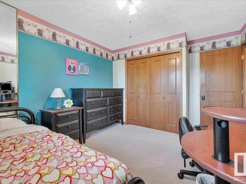 19 Rhatigan Road E, Edmonton, AB - Indoor Photo Showing Bedroom