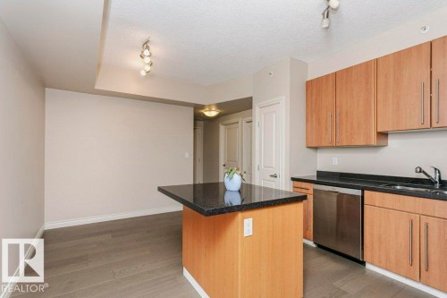 103 9819 104 Street, Edmonton, AB - Indoor Photo Showing Kitchen