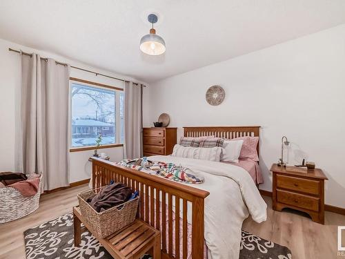 4237 117 Avenue, Edmonton, AB - Indoor Photo Showing Bedroom