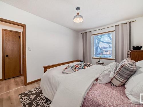 4237 117 Avenue, Edmonton, AB - Indoor Photo Showing Bedroom