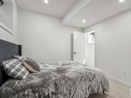 11571 80 Avenue, Edmonton, AB - Indoor Photo Showing Bedroom