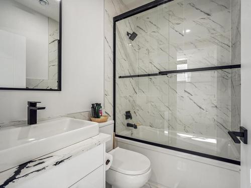 11571 80 Avenue, Edmonton, AB - Indoor Photo Showing Bathroom