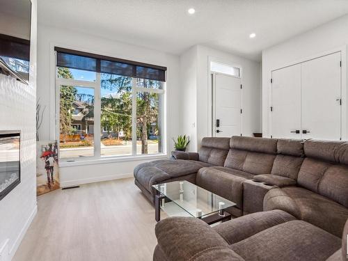 11571 80 Avenue, Edmonton, AB - Indoor Photo Showing Living Room