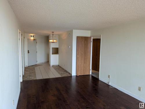 Edmonton, AB - Indoor Photo Showing Other Room