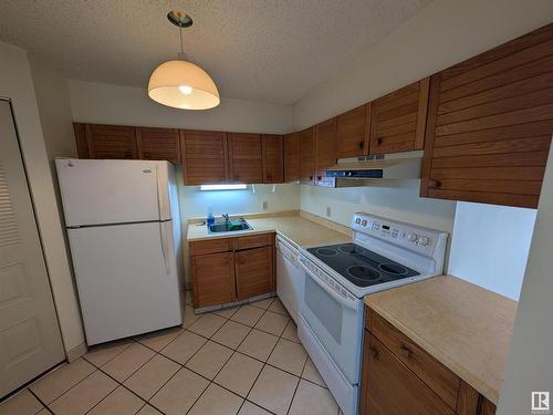 Edmonton, AB - Indoor Photo Showing Kitchen