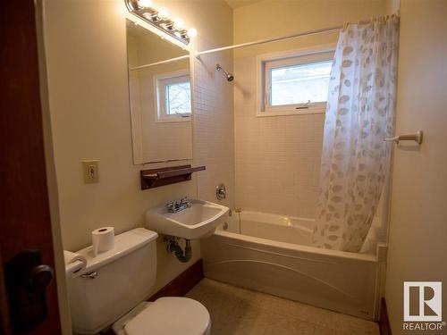 10448 84 Avenue, Edmonton, AB - Indoor Photo Showing Bathroom