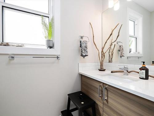 10917 79 Avenue, Edmonton, AB - Indoor Photo Showing Bathroom