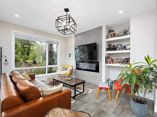 10917 79 Avenue, Edmonton, AB - Indoor Photo Showing Living Room