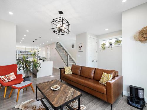 10917 79 Avenue, Edmonton, AB - Indoor Photo Showing Living Room