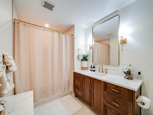 9727 141 Street, Edmonton, AB - Indoor Photo Showing Bathroom