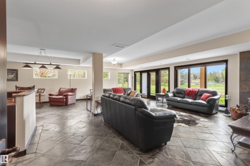 51425 Rge Rd 80, Rural Parkland County, AB - Indoor Photo Showing Living Room