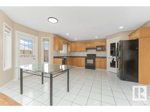 2423 35 Av Nw, Edmonton, AB - Indoor Photo Showing Kitchen