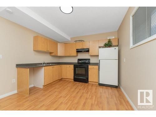 2423 35 Av Nw, Edmonton, AB - Indoor Photo Showing Kitchen