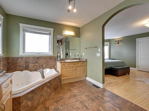 14028 134 Street, Edmonton, AB - Indoor Photo Showing Bathroom