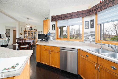 49229 Range Rd 263, Rural Leduc County, AB - Indoor Photo Showing Kitchen