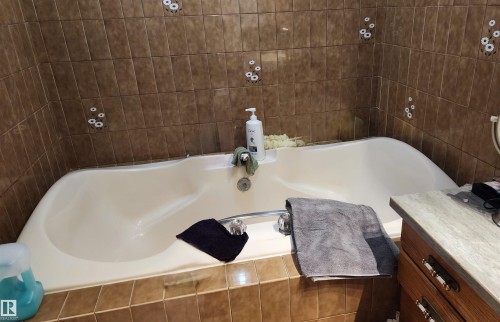 5307 Ravine Drive, Elk Point, AB - Indoor Photo Showing Bathroom