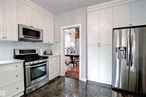 329 Heath Road, Edmonton, AB - Indoor Photo Showing Kitchen